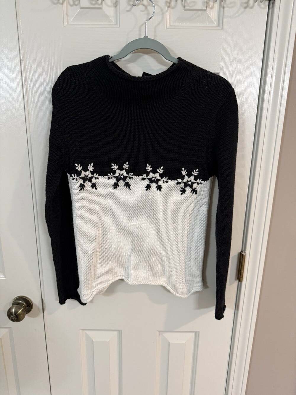 Take Out Sweater 90s Y2K Black White Snowflake Juniors Sweater L